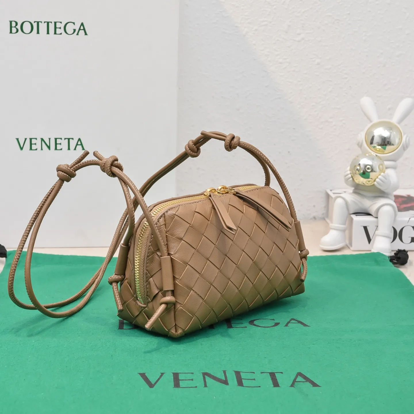 Batch 1260 #Bv The new Concert pouch is the most beautiful and practical mini bag I have ever seen 🎈 The bag body adopts the classic lntrecciato weaving process✅ It is equipped with a leather double-headed zipper, the opening is wide, easy to take and put, the shoulder strap knot can be slid to adjust the length freely, that is, 🉑️crossbody/underarm, and can be used as a clutch bag. Small body, large capacity, so practical! The key is that it is extremely versatile! Come and buy this small, exquisite, beautiful and versatile bag 👍 Model: 4258 Size: 18.5*11.5*8.5